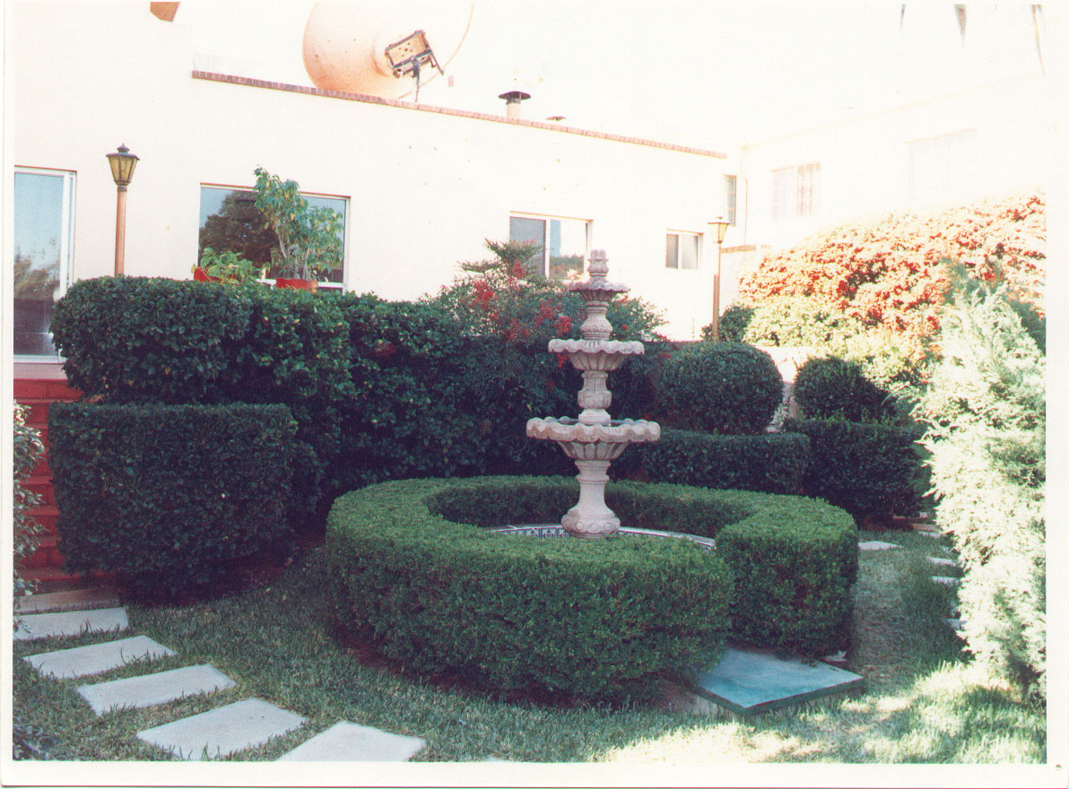 garden.jpg (320986 bytes)